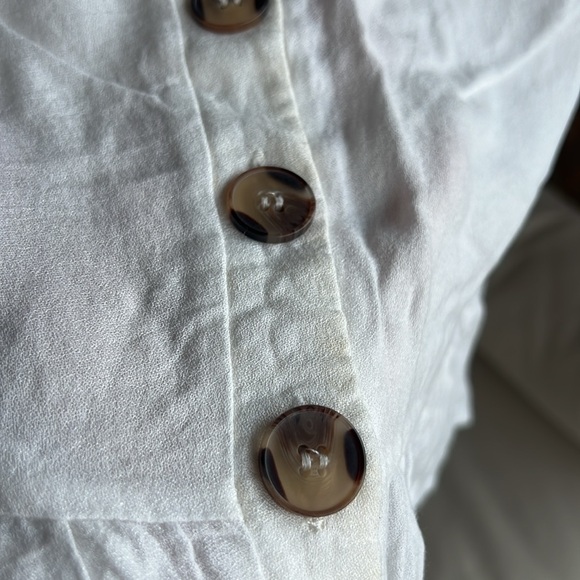 SUPER CUTE white button up top! Size s. Perfect summer, vacation top! - Picture 2 of 3